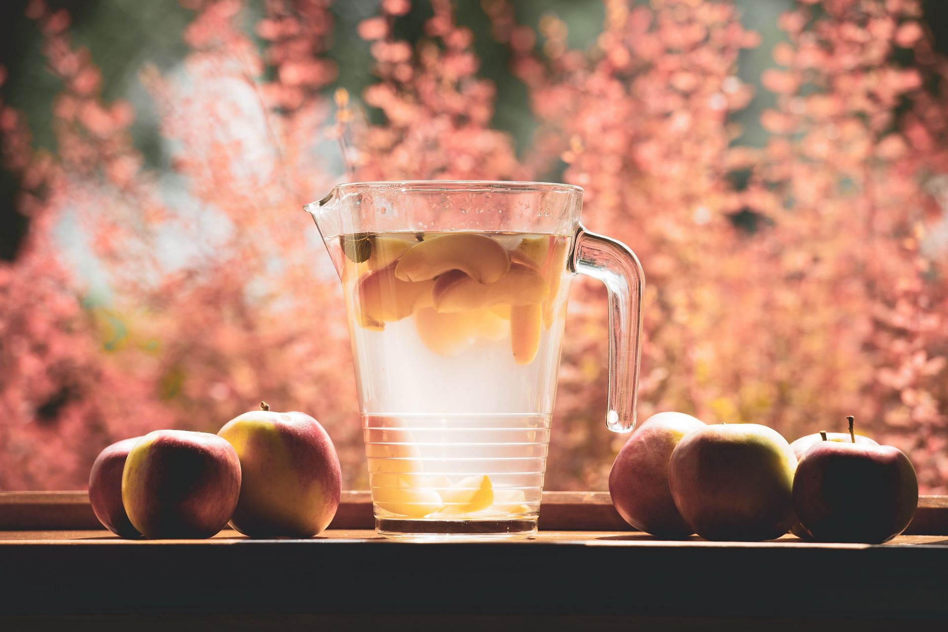 Apple peels have quercetin that relieves cough. (Image via Unsplash/ Jacek Dylag)
